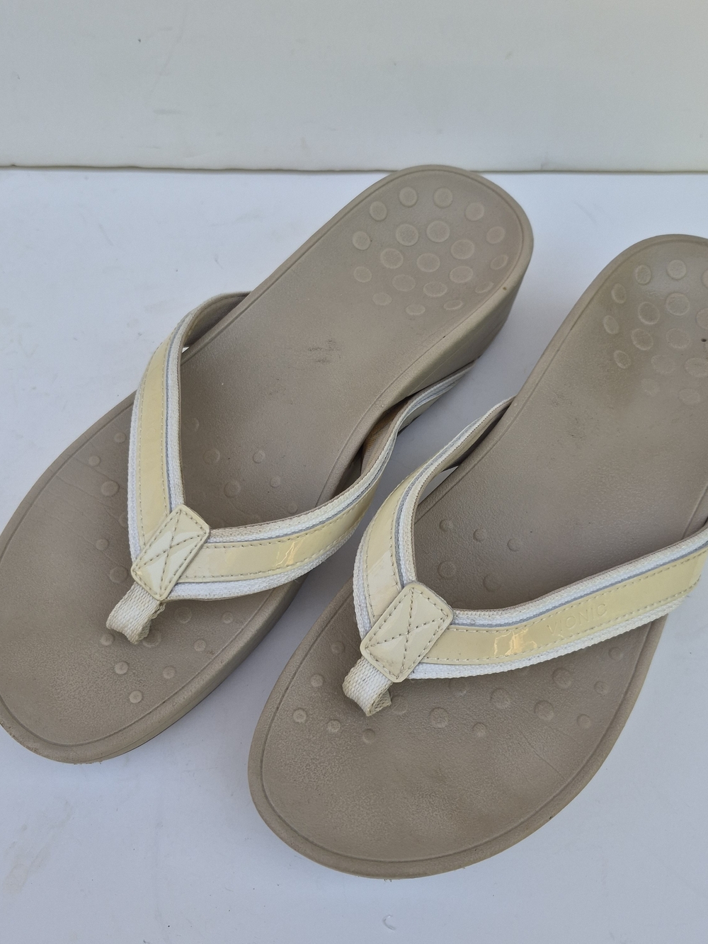 Vionic Beige and Pale Yellow Flip Flop Sandals